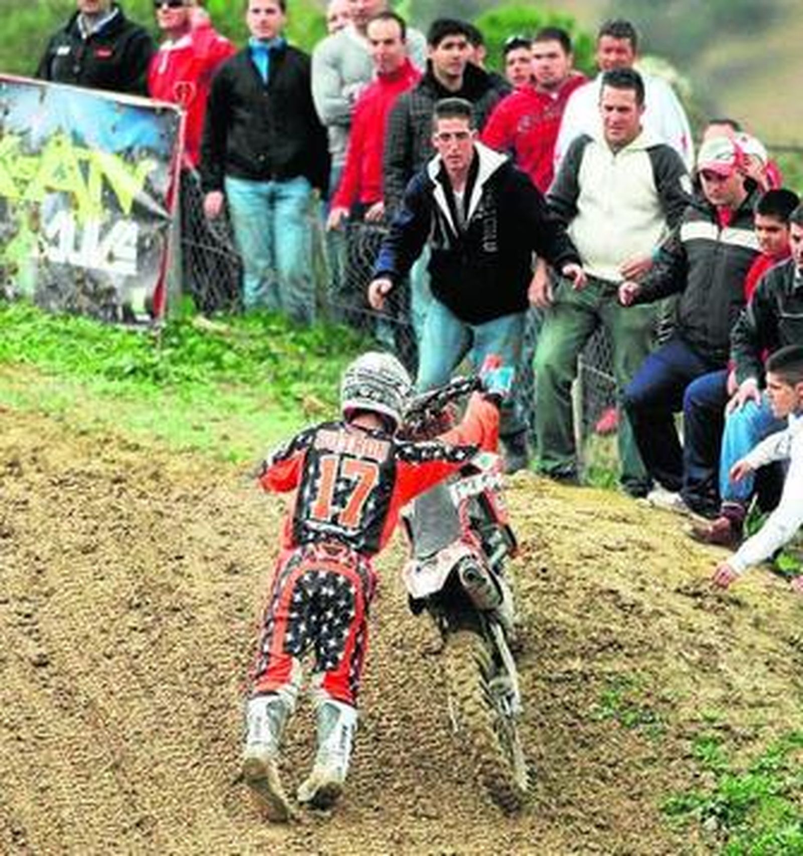 Butrón empuja su moto fuera del circuito tras romper el motor.