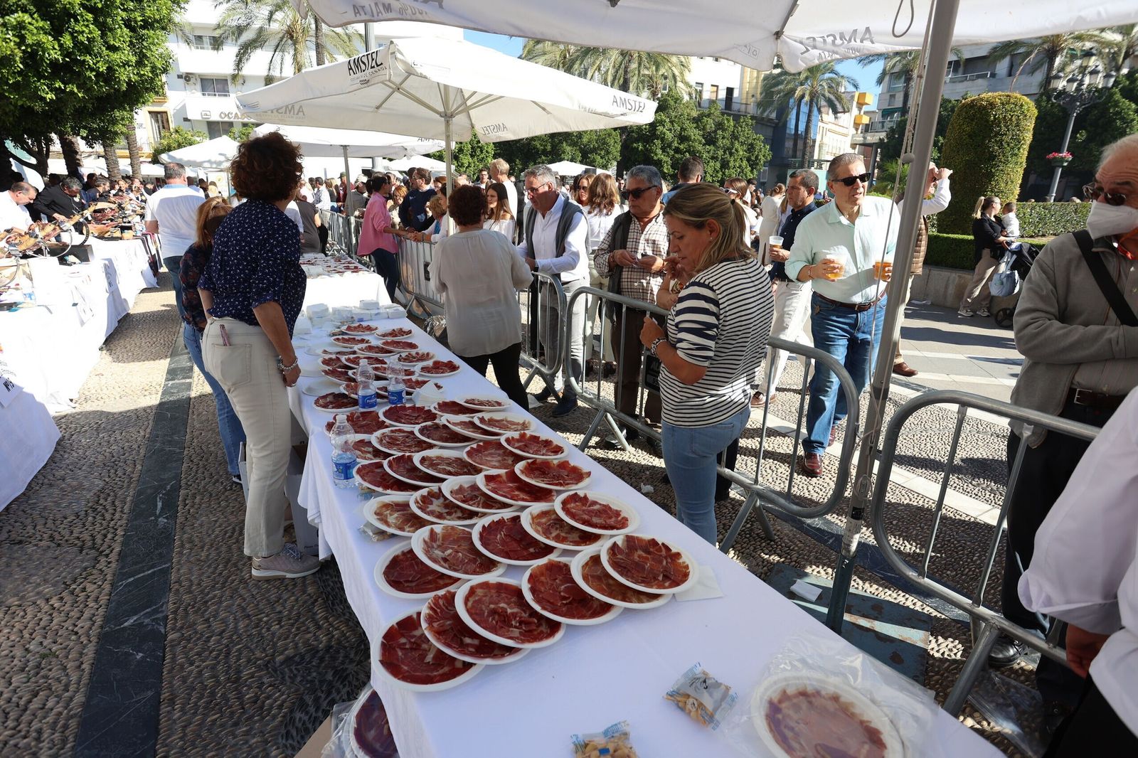 Cortadores de jamón en la plaza del Arenal a beneficio del Hogar San Juan