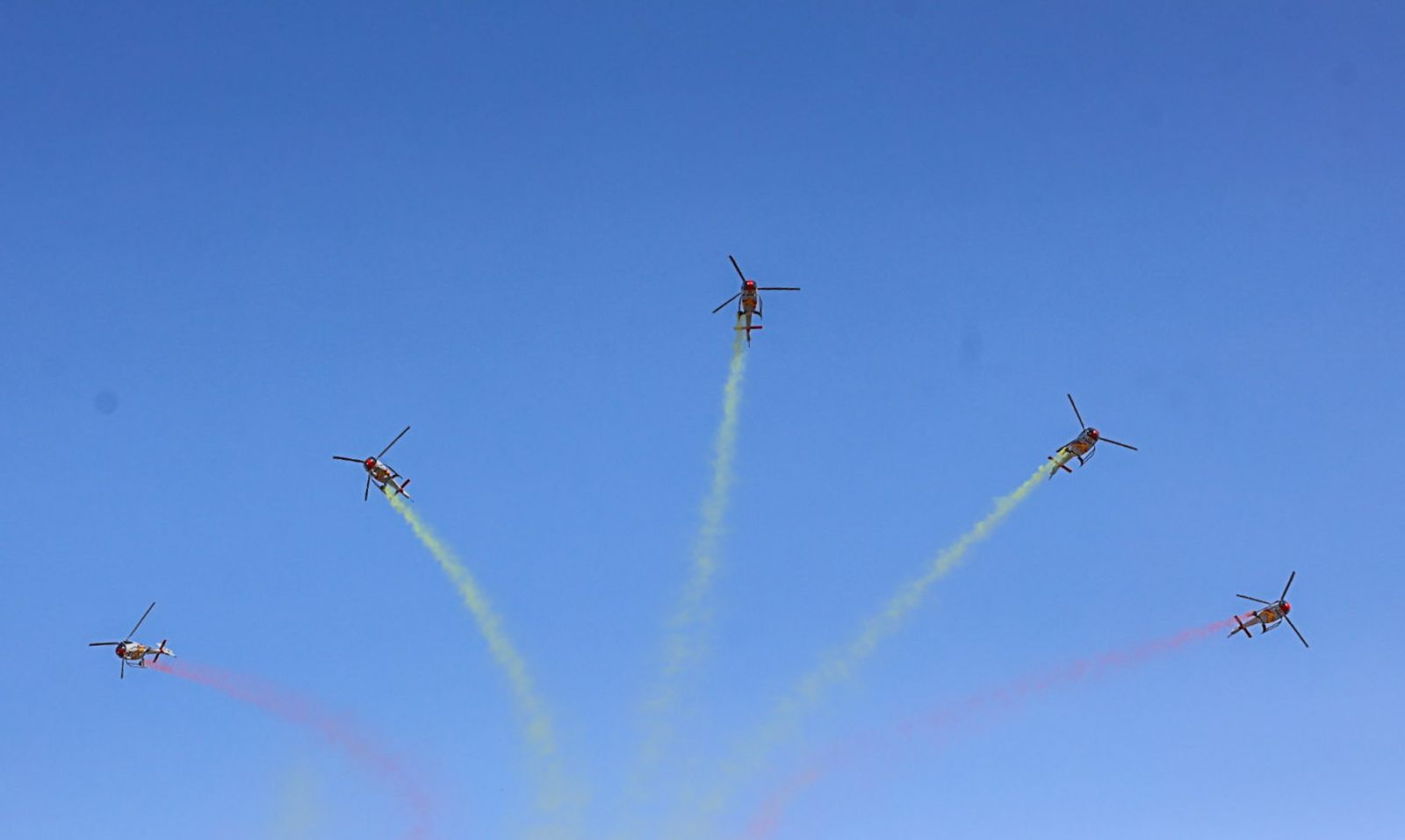 Fotografías de la exhibición aérea de la Patrulla Acrobática de Paracaidismo del Ejército del Aire 'Papea' y de la Patrulla Acrobática de Helicópteros 'ASPA'  en los actos de homenaje al centenario del Plus Ultra presidido por S.M. el Rey Felipe VI