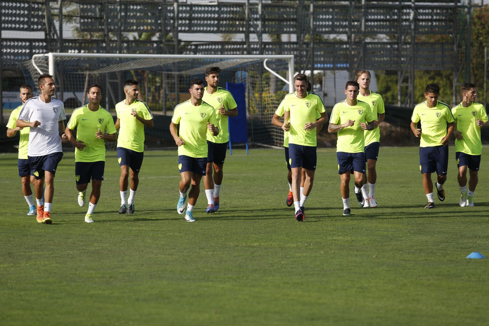 Gran parte de la plantilla del Atlético Malagueño se ejercita en la Federación en los primeros envites de la pretemporada.