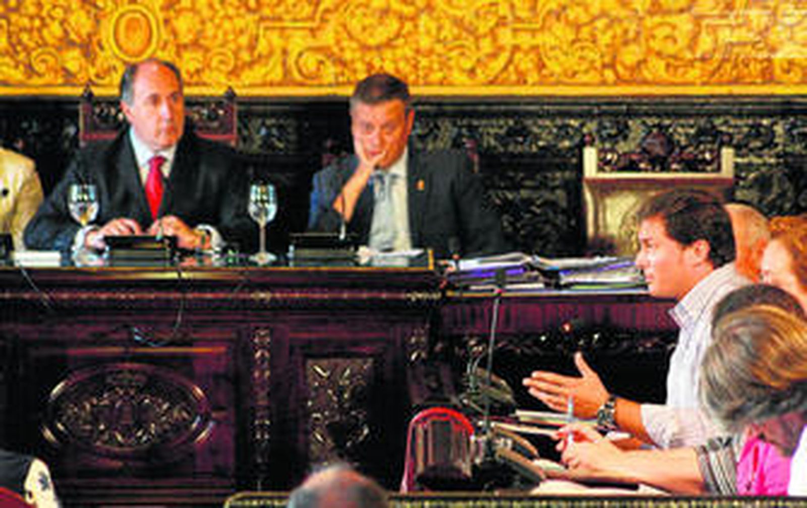 El anterior primer edil, Sánchez Rull, interviene en el pleno del pasado viernes, presidido por el nuevo alcalde, José Ignacio Landaluce.