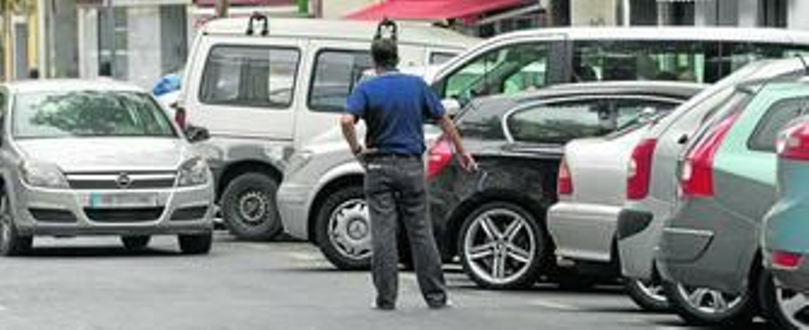 Un 'gorrilla' indica una plaza libre para aparcar, esta semana en Bami.