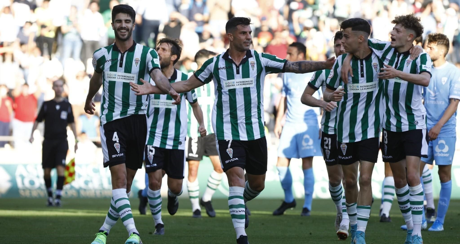 Los jugadores del Córdoba CF celebran uno de sus goles al Villanovense.