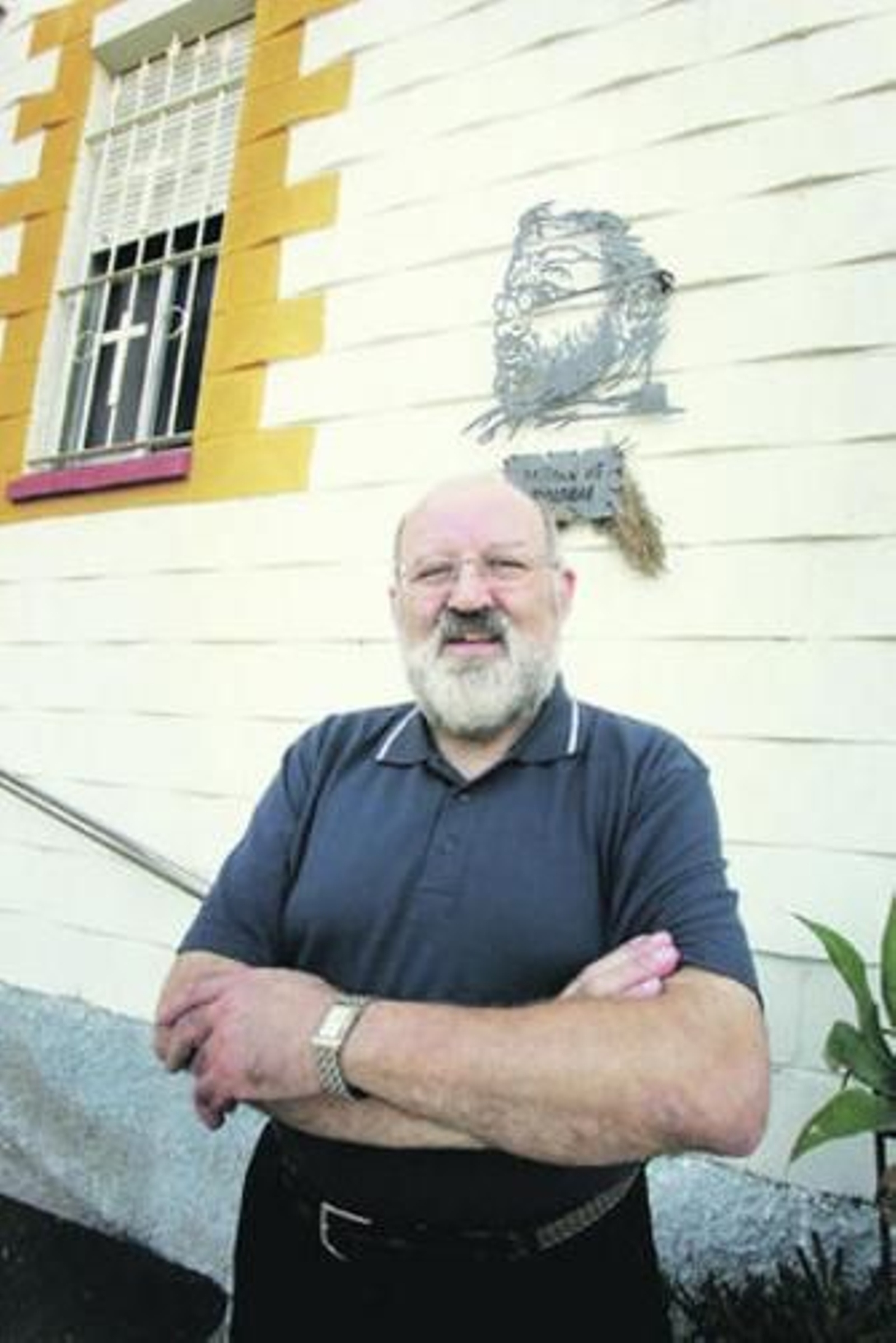 El padre Adolfo Sastre, días pasados, junto a la parroquia.