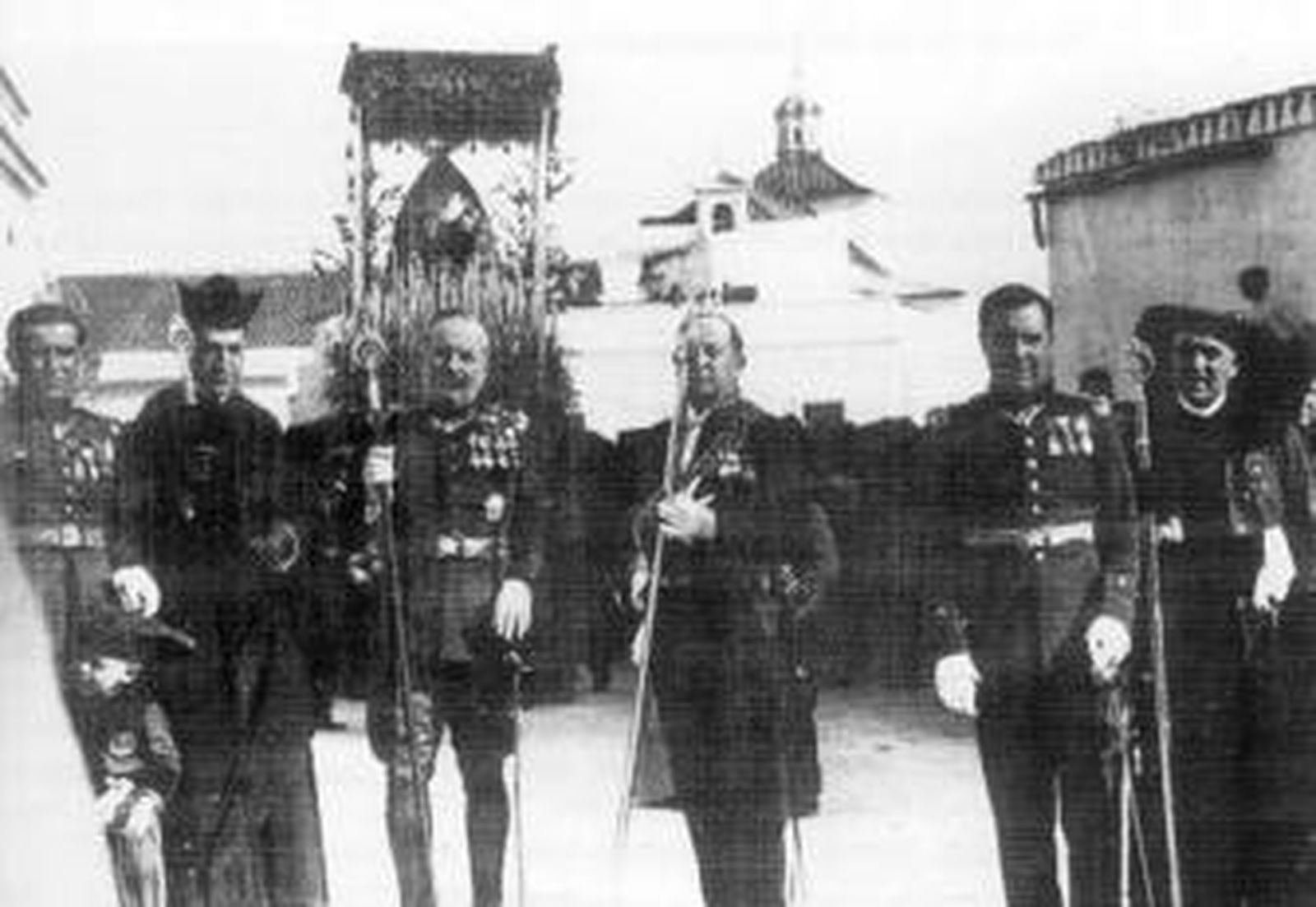 Imagen histórica del Viernes Santo de 1925 con las representaciones ante el paso de la Virgen del Valle.