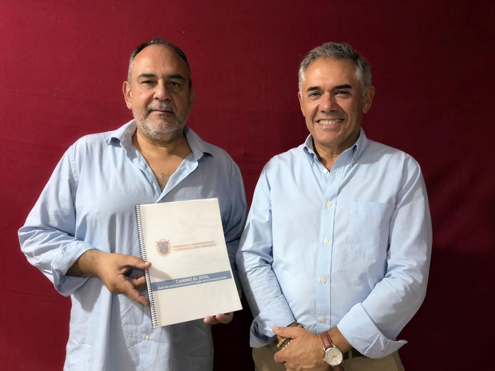 El pregonero de la Semana Santa de San Fernando, Manuel Ángel Cano Vélez, con el presidente del Consejo de Hermandades, Eduardo Coto.