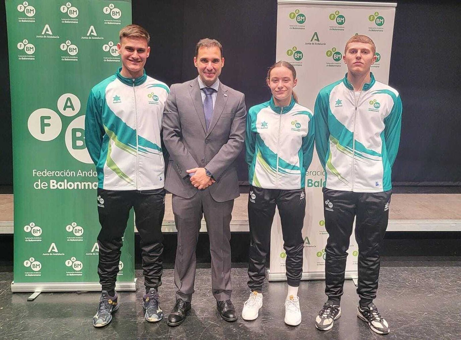 Los tres jugadores algecireños, con el presidente de la Andaluza, Sebastián Fernández Molina