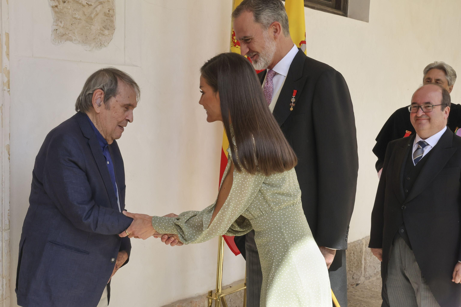 El rey Felipe VI (d) y la reina Letizia (c) saludan al escritor Rafael Cadenas (i) a su llegada al acto de entrega al Premio Cervantes, este lunes, en Alcalá de Henares.