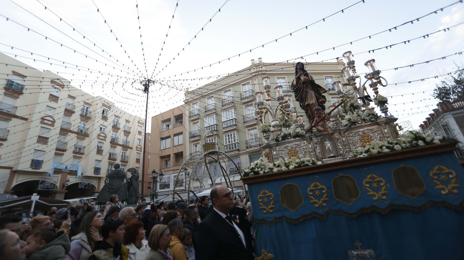 Las fotos de la procesión de la Inmaculada Concepción por las calles de la Línea
