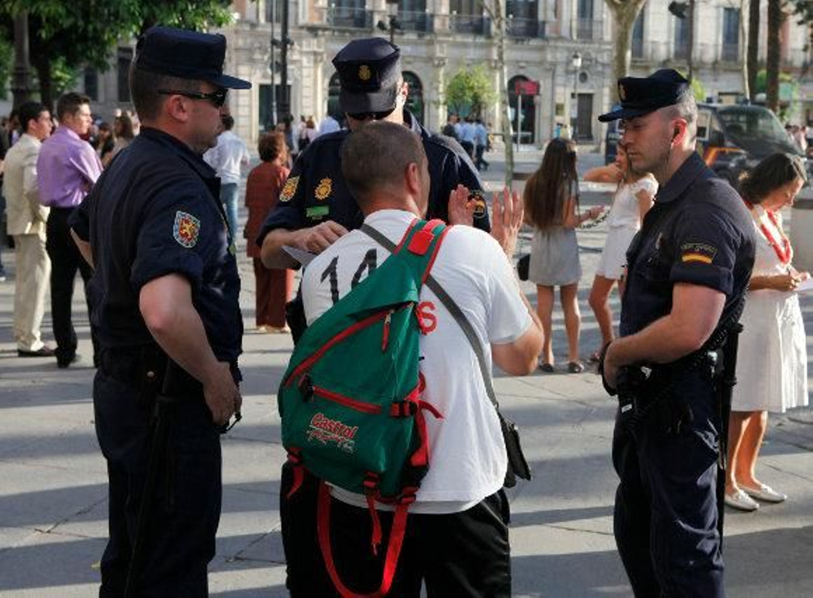 Desalojados los empleados de Tussam acampados frente al Ayuntamiento