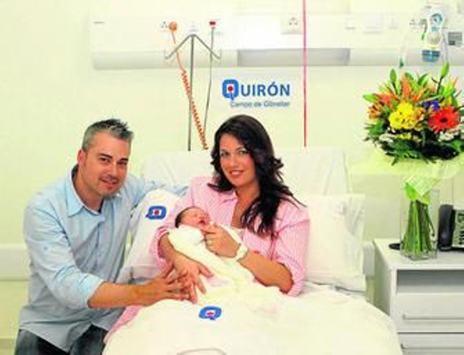 Los padres posan con el primer bebé nacido en el Hospital Quirón Campo de Gibraltar.