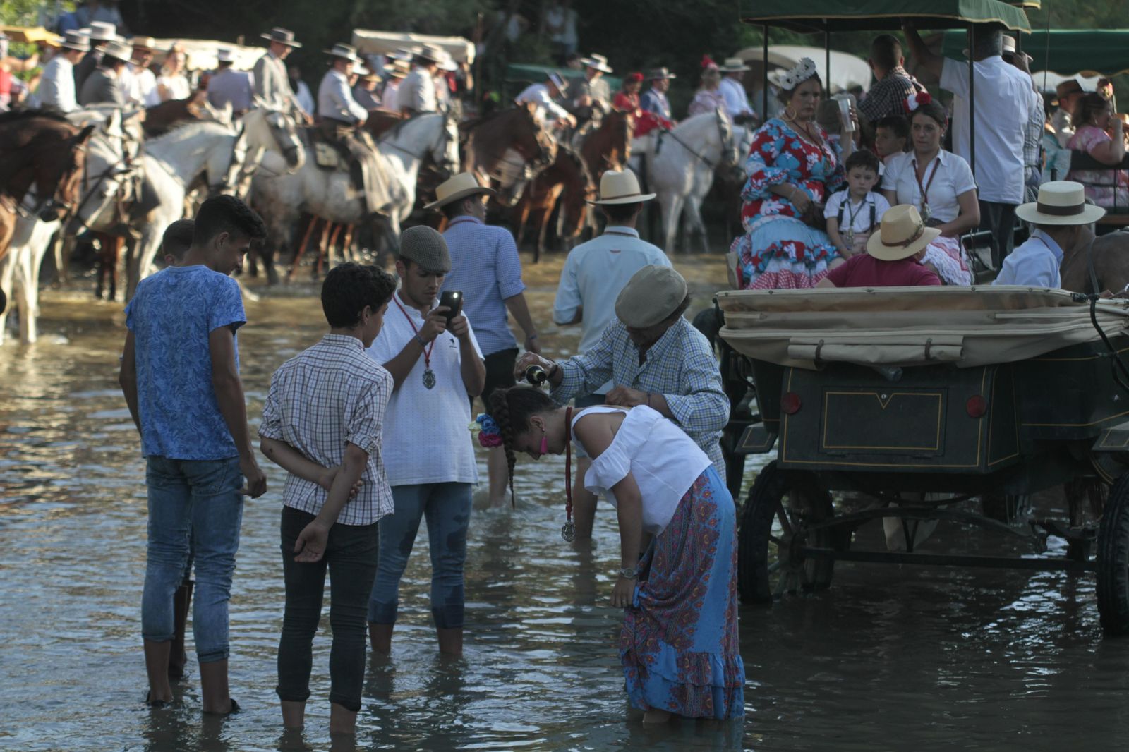 El paso de las hermandades por el río Quema, en imágenes