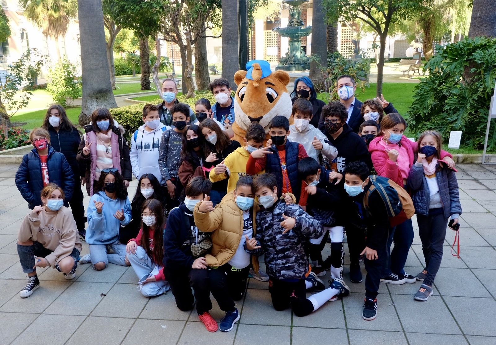 Francisco Baluffo y escolares con su profesor junto a Marco Topo.