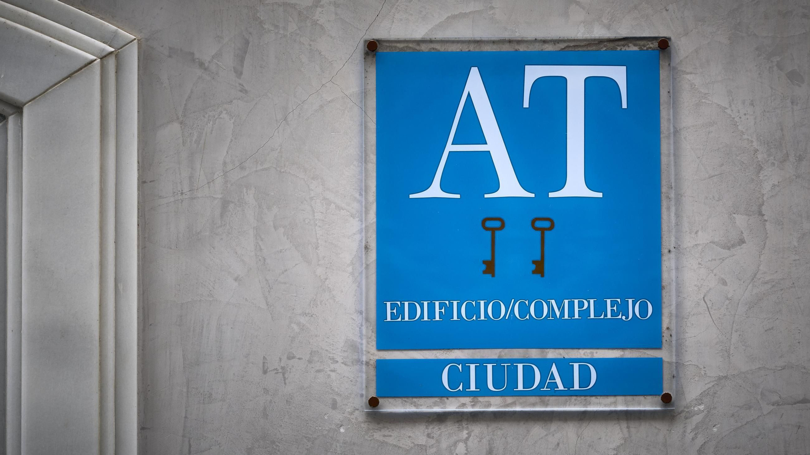 Acceso a un edificio de apartamentos turísticos en Cádiz.