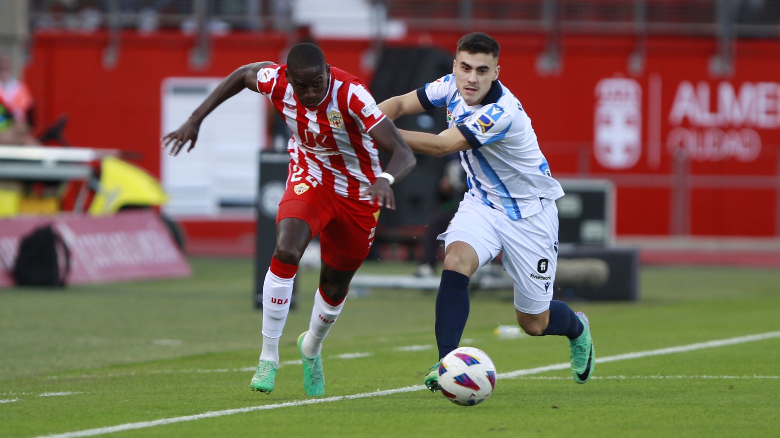 Houboulang Mendes cabalga por la banda derecha dejando atrás a Barrenetxea.