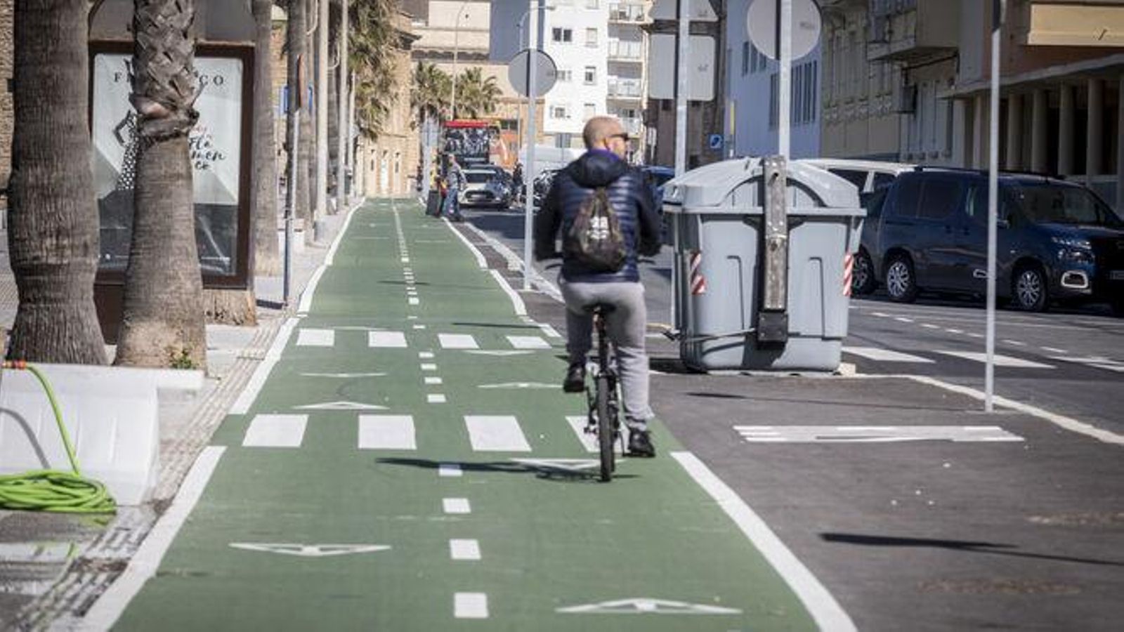 Un ciclista por el carril bici gaditano.