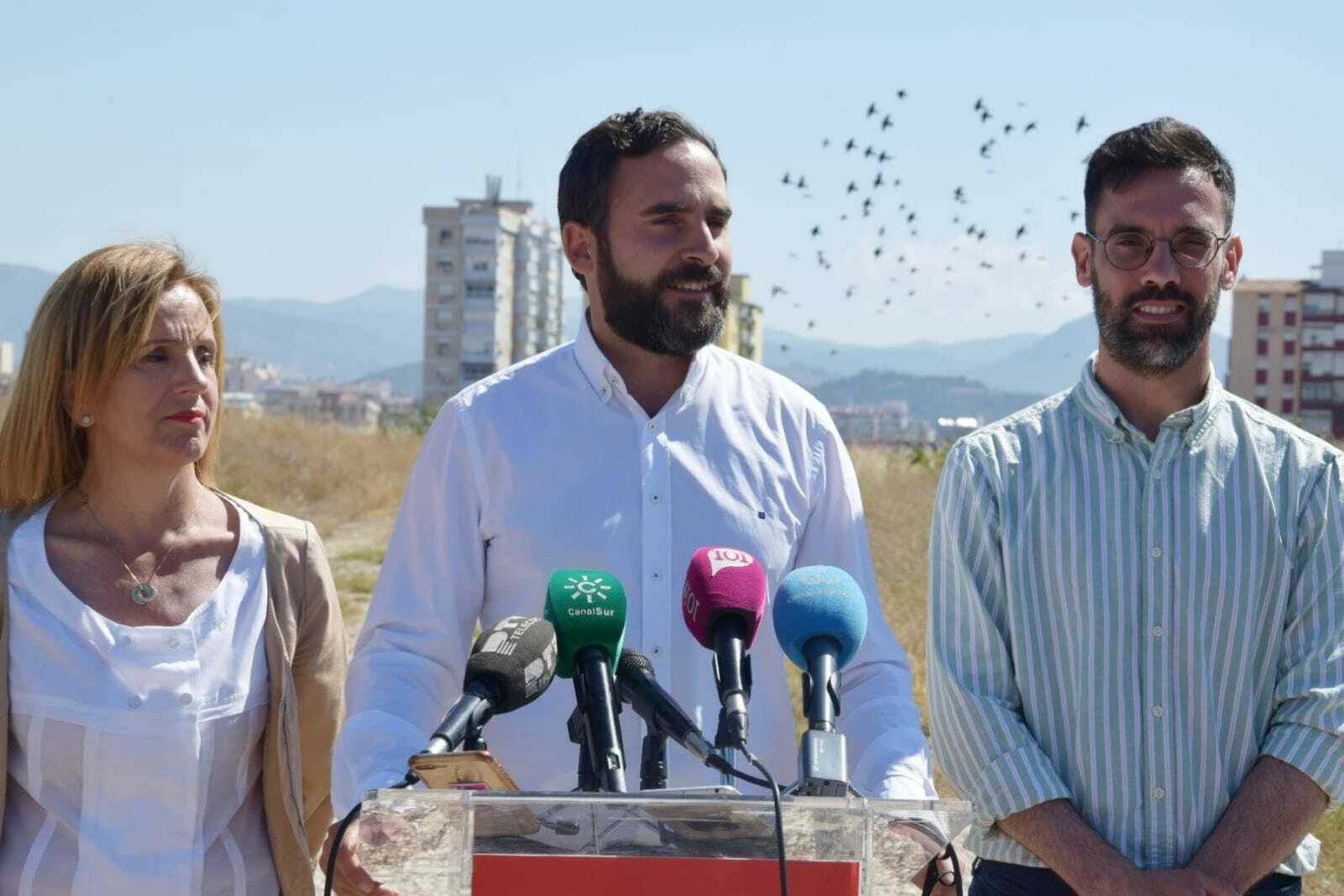 Daniel Pérez, candidato del PSOE en Málaga, en los terrenos de Repsol.
