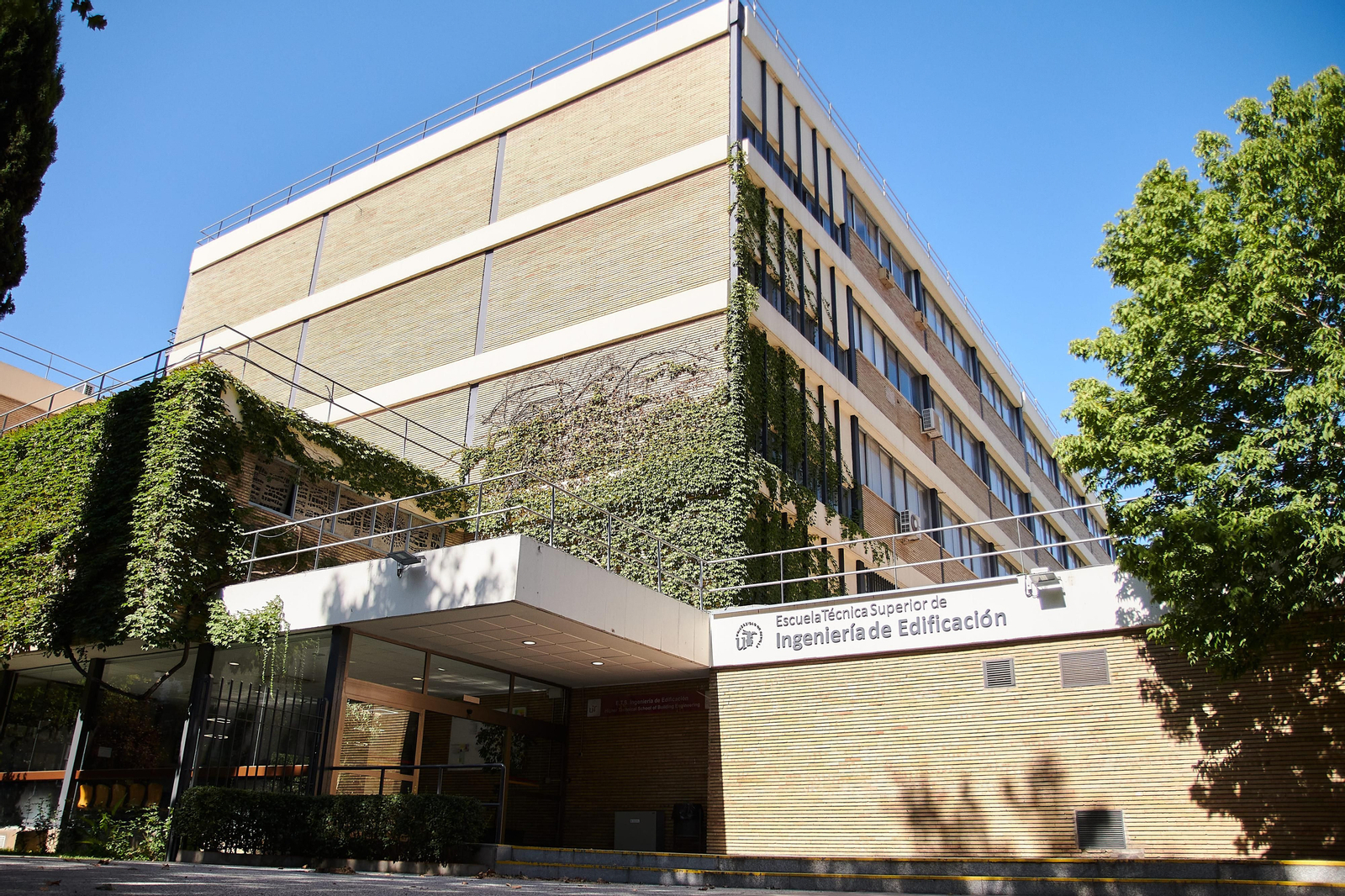 Entrada principal de la Escuela Técnica Superior de Ingeniería de la Edificación, en el campus de Reina Mercedes.
