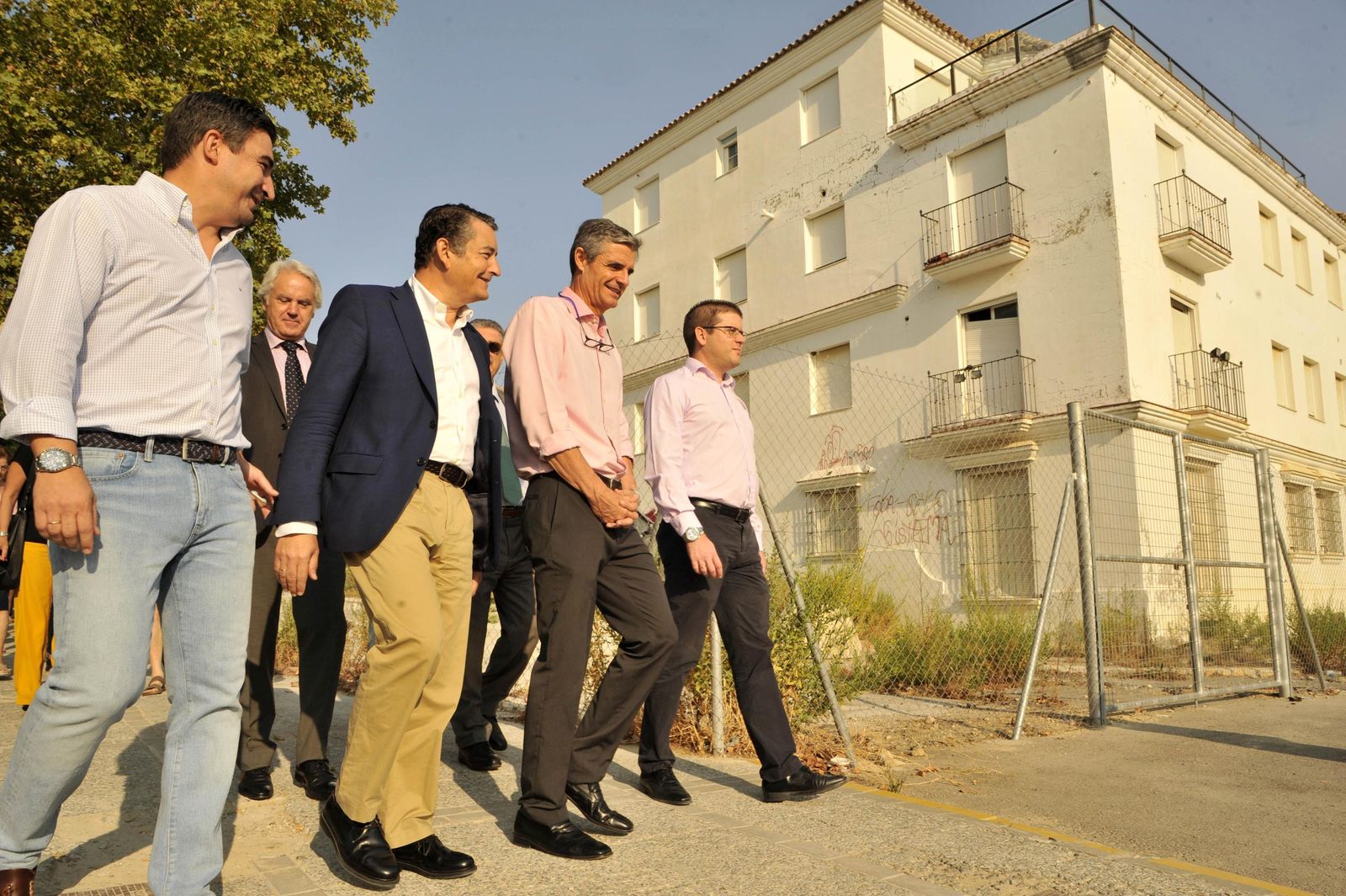 El delegado del Gobierno en Andalucía, Antonio Sanz, visitó ayer Arcos para anunciar a los vecinos el arranque de las obras en la Verbena.