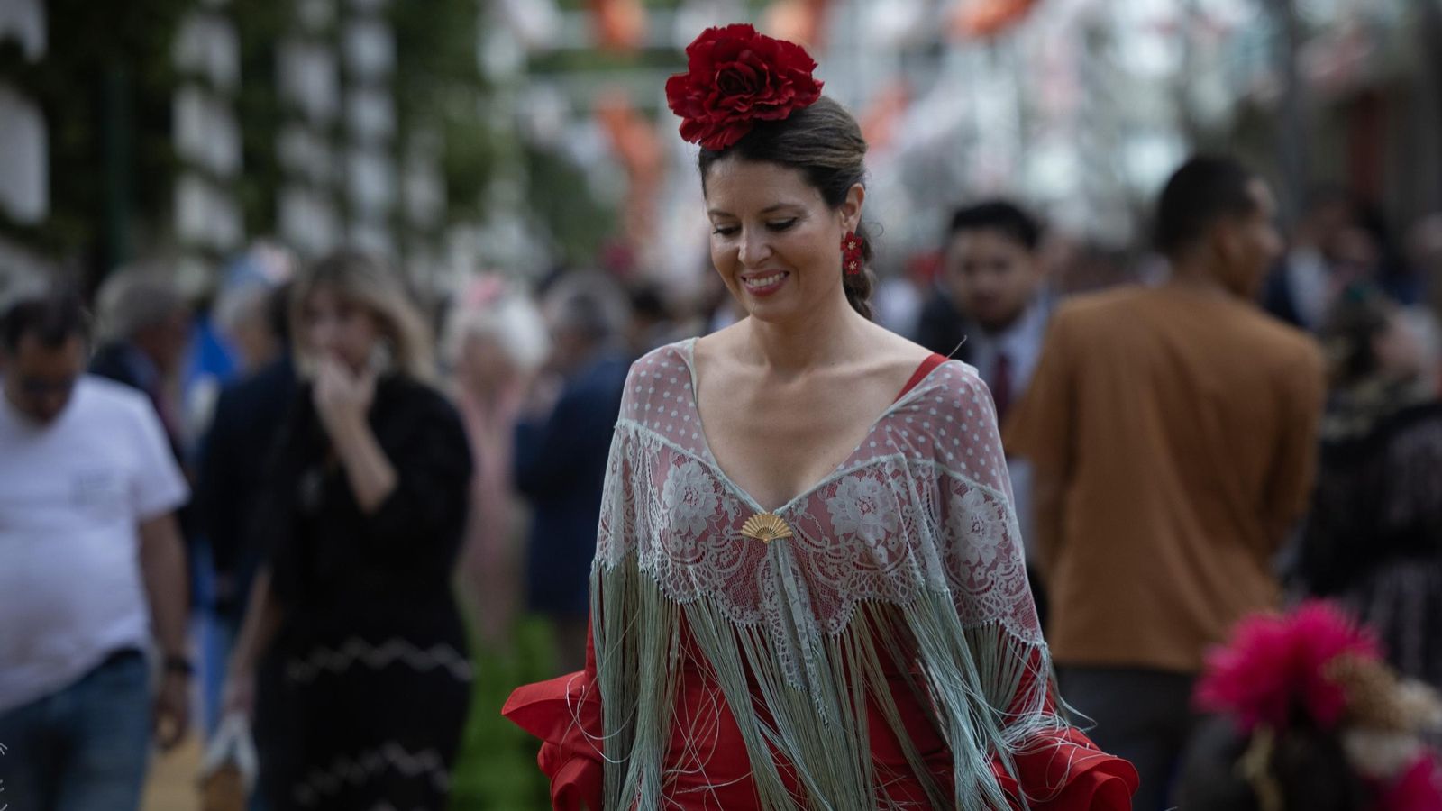 Una mujer vestida de gitana en la Feria. Una mujer vestida de gitana en la Feria.