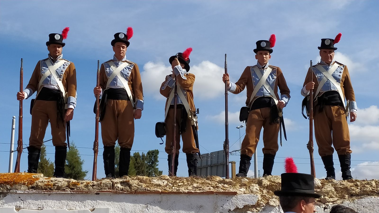 Voluntarios de la Fundación Legado de Las Cortes en la recreación del 'cañonazo' que se llevó a cabo en el baluarte del Puente Zuazo.