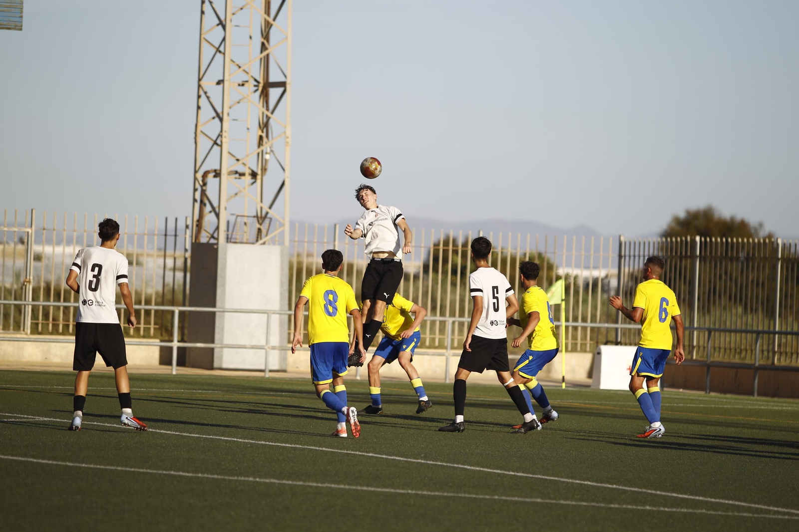 Un jugador cañaero intenta cabecear un balón durante un encuentro de la presente temporada.