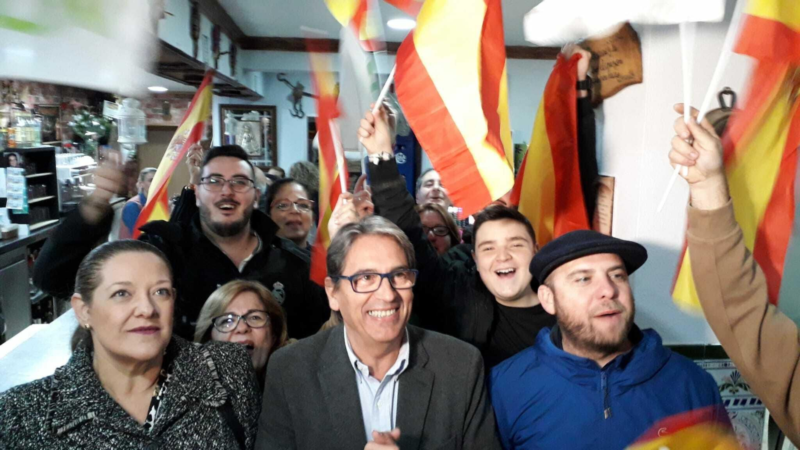 César Ruiz, en el centro, celebra los resultados con los militantes en San José Obrero.