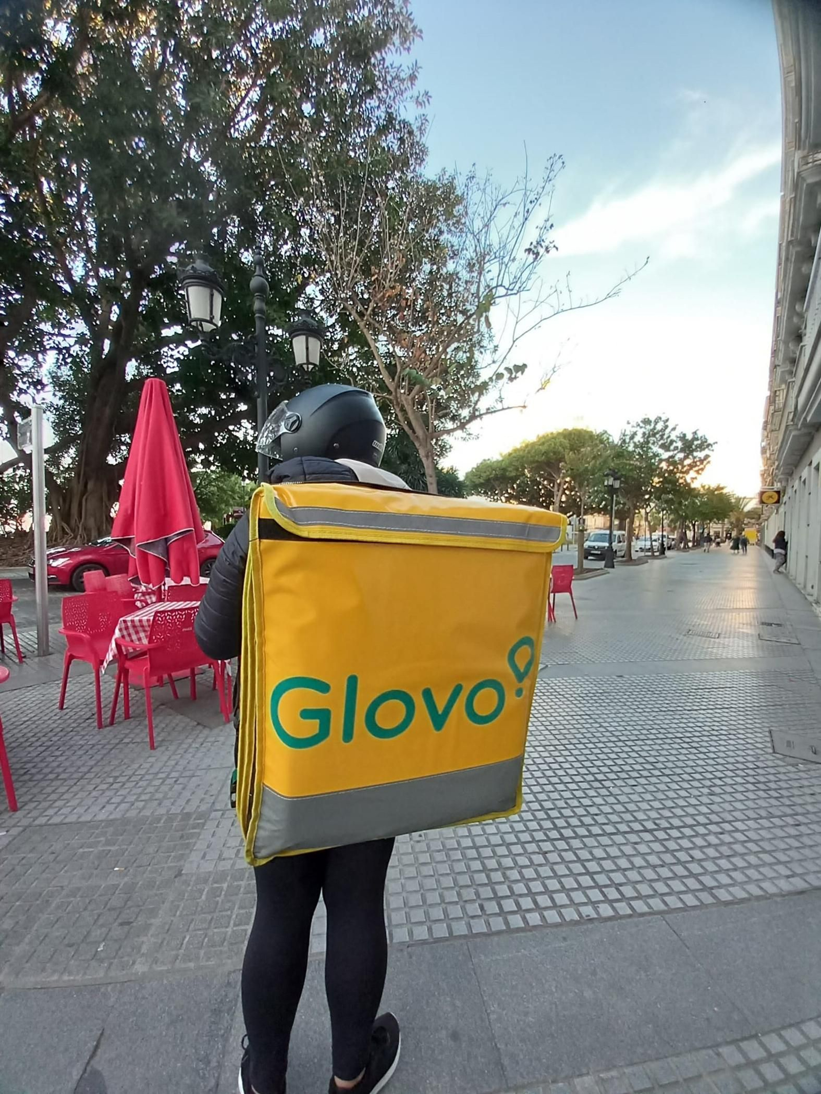 Un repartidor en Canalejas, Cádiz.