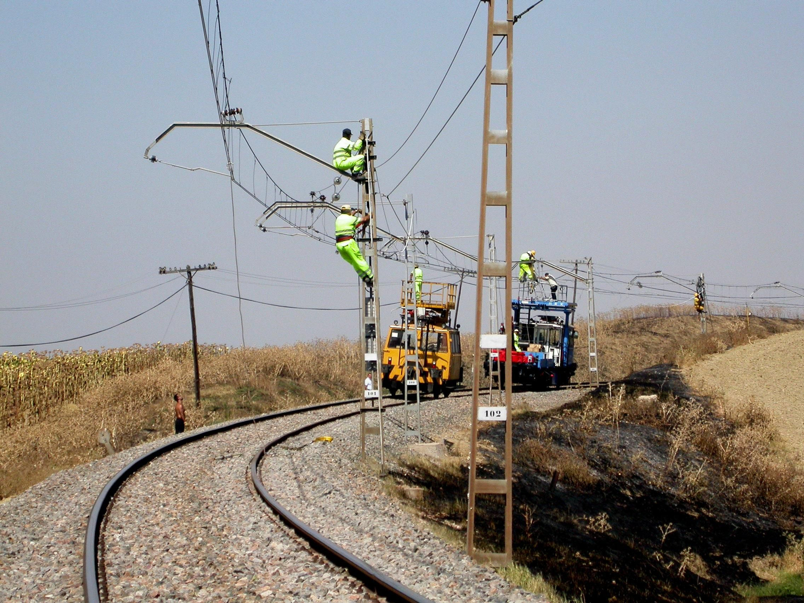 Reparación de una catenaria en la línea entre Huelva y Sevilla en una imagen de archivo.