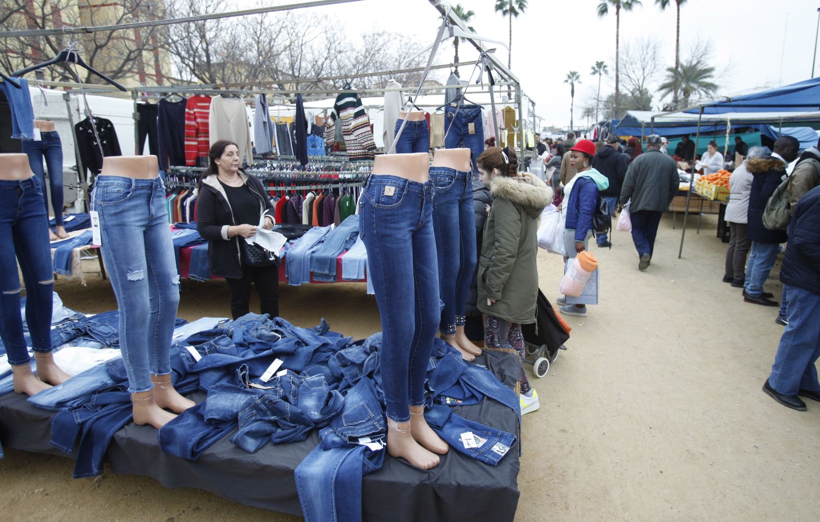 Un puesto del mercadillo de la Ronda del Tamarguillo.