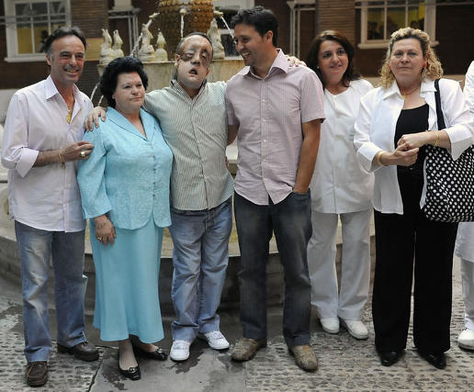 Rafael, con familiares tras ser dado de alta.

Foto: Juan Carlos Vázquez