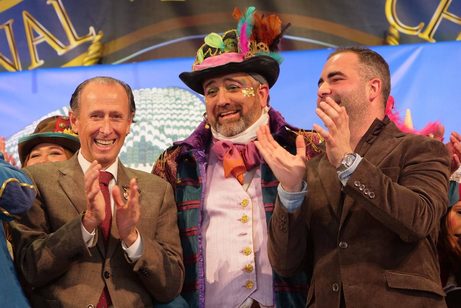 En el centro, el pregonero, junto al alcalde y al delegado de Festas.