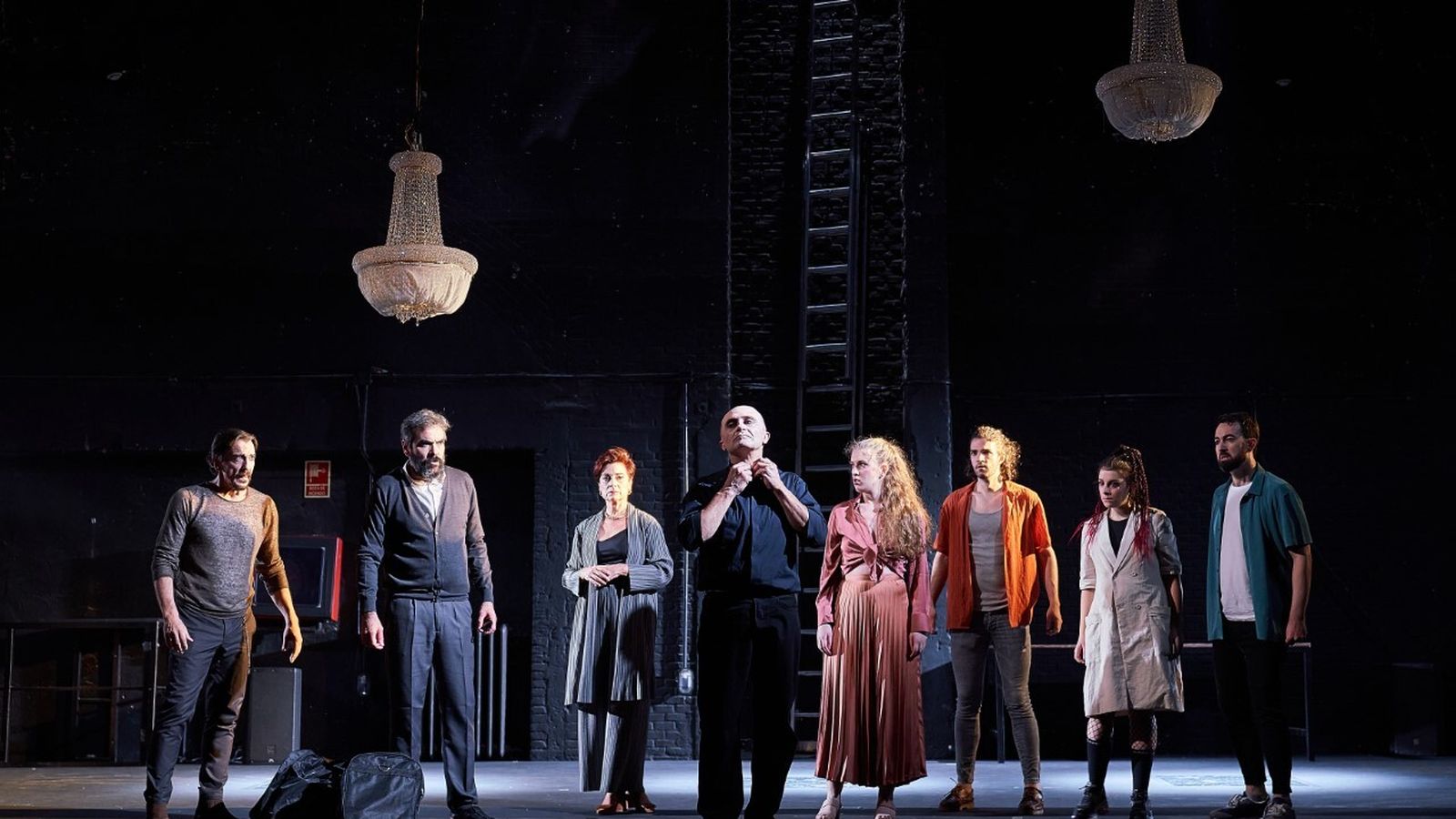 Varios de los actores de la obra, durante una representación.
