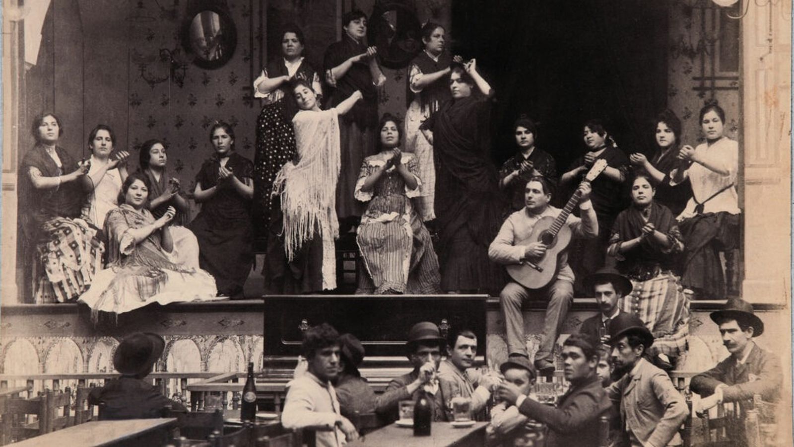 Fotografía de Emilio Beauchy de un café cantante de Sevilla, en 1888
