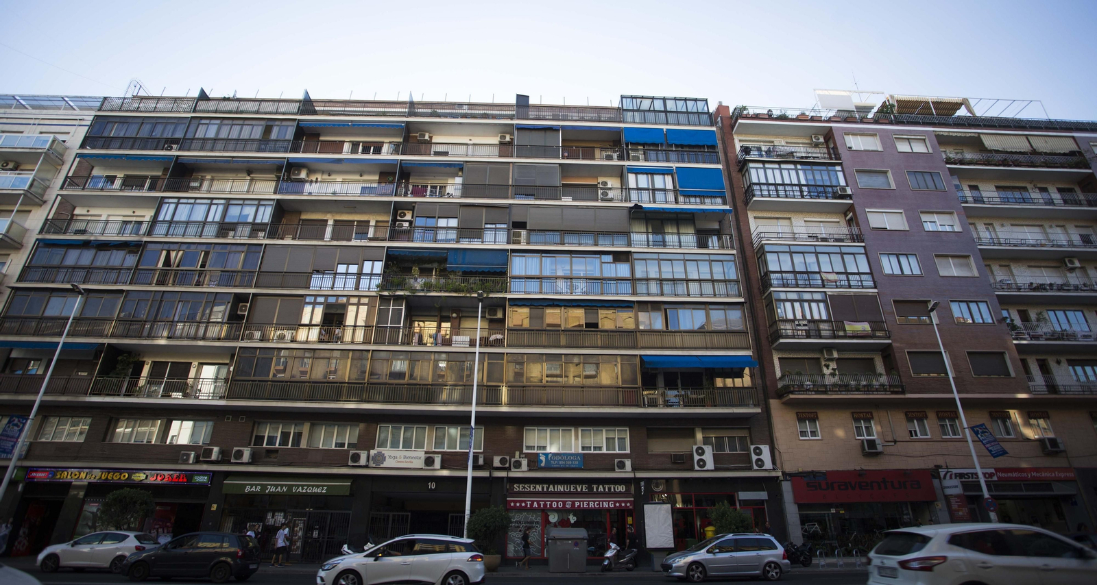La fachada de un bloque de pisos de la calle Arjona de Sevilla.