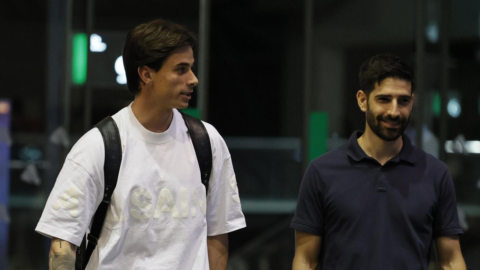 Valentín Gómez llegando a Sevilla junto a Álvaro Ladrón de Guevara