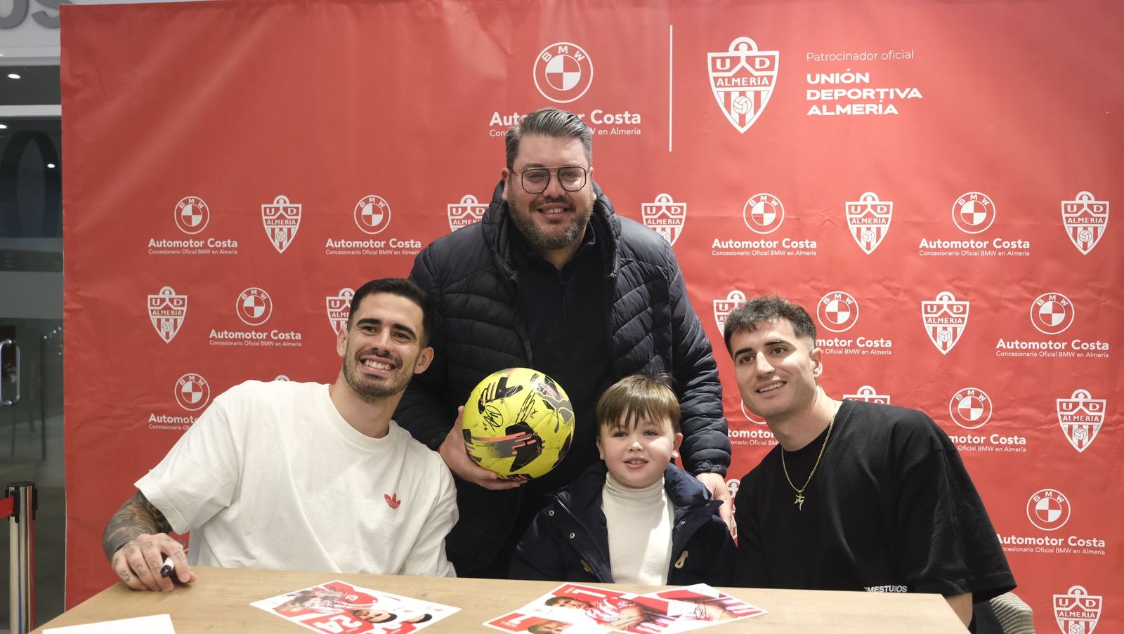 La firma de autógrafos de Jon Morcillo y Miguel de la Fuente en Automotor Costa BMW