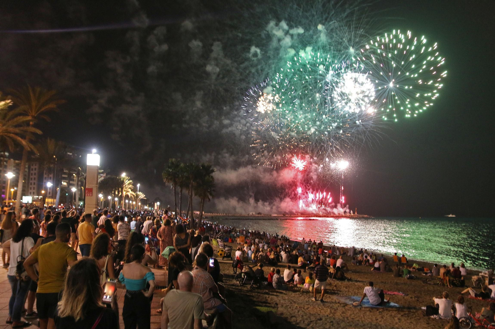 Las imágenes de los fuegos artificiales que han cerrado la Feria de Almería 2023