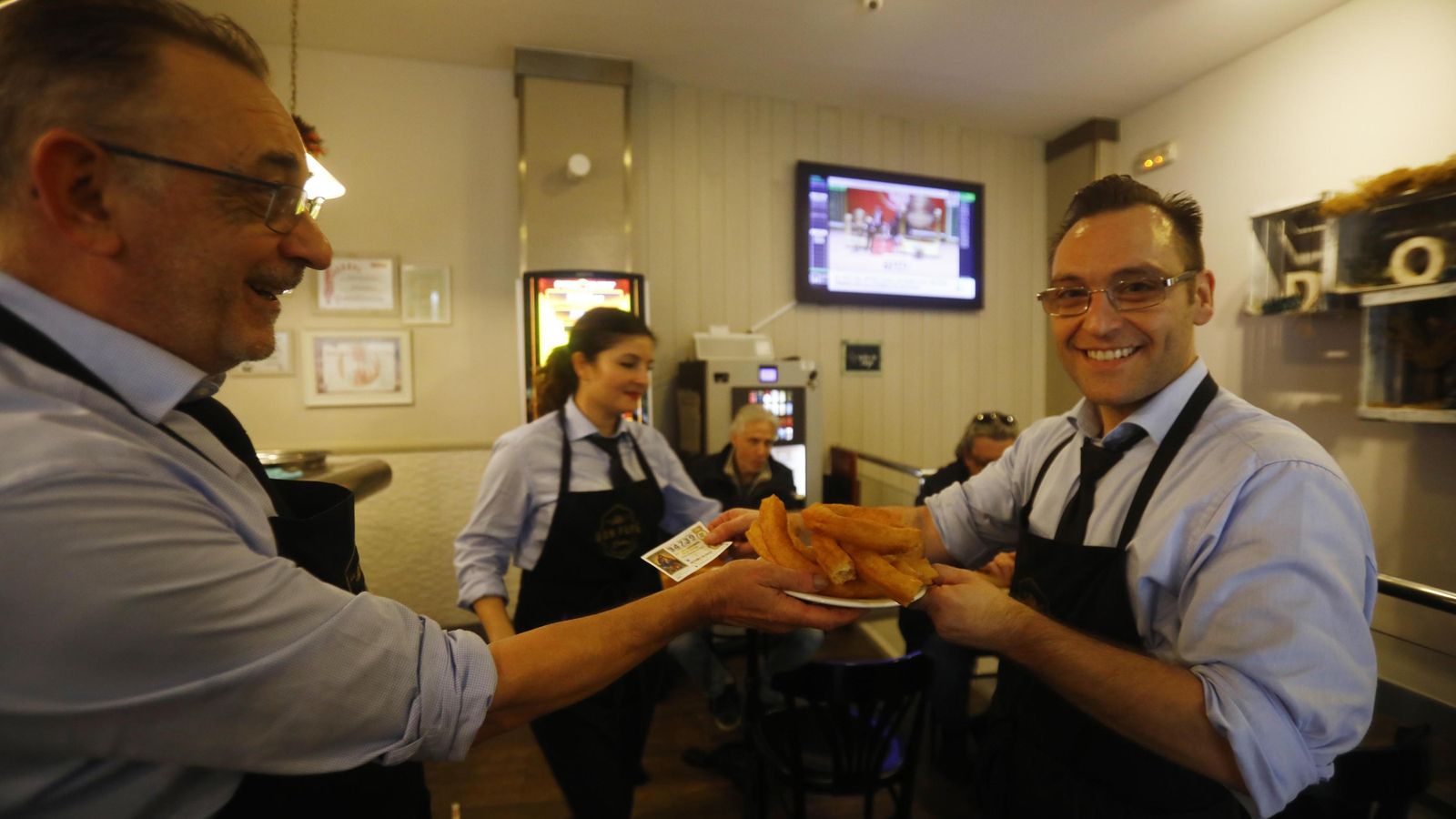 Los camareros de la cafetería Don Pepe celebraron la pedrea de un décimo que jugaron.