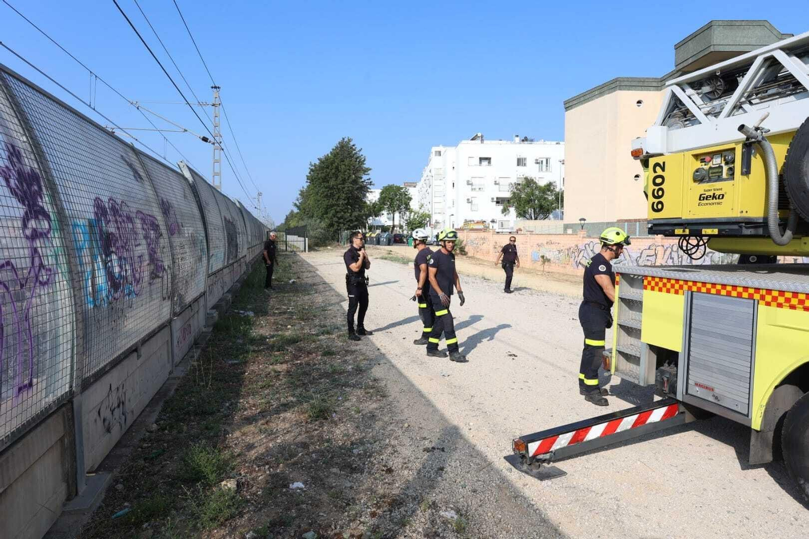 Rescate de un anciano desorientado en las vías del tren