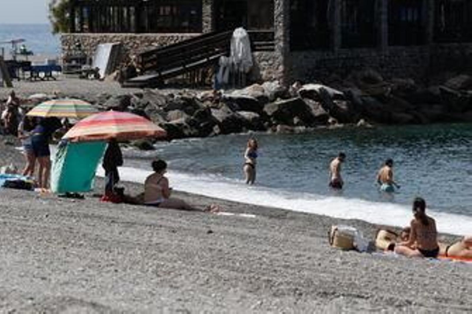 Desescalada: fotos de la primera gran jornada playera en la Costa de Granada