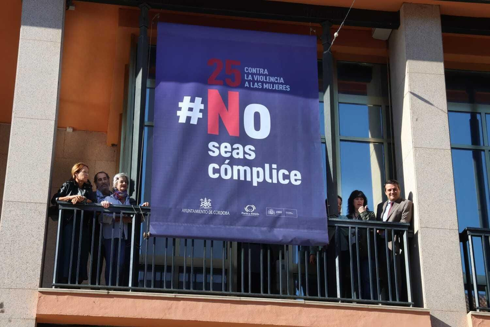 Dirigentes institucionales posan junto a la lona conmemorativa del 25N en el Ayuntamiento de Córdoba. Dirigentes institucionales posan junto a la lona conmemorativa del 25N en el Ayuntamiento de Córdoba.
