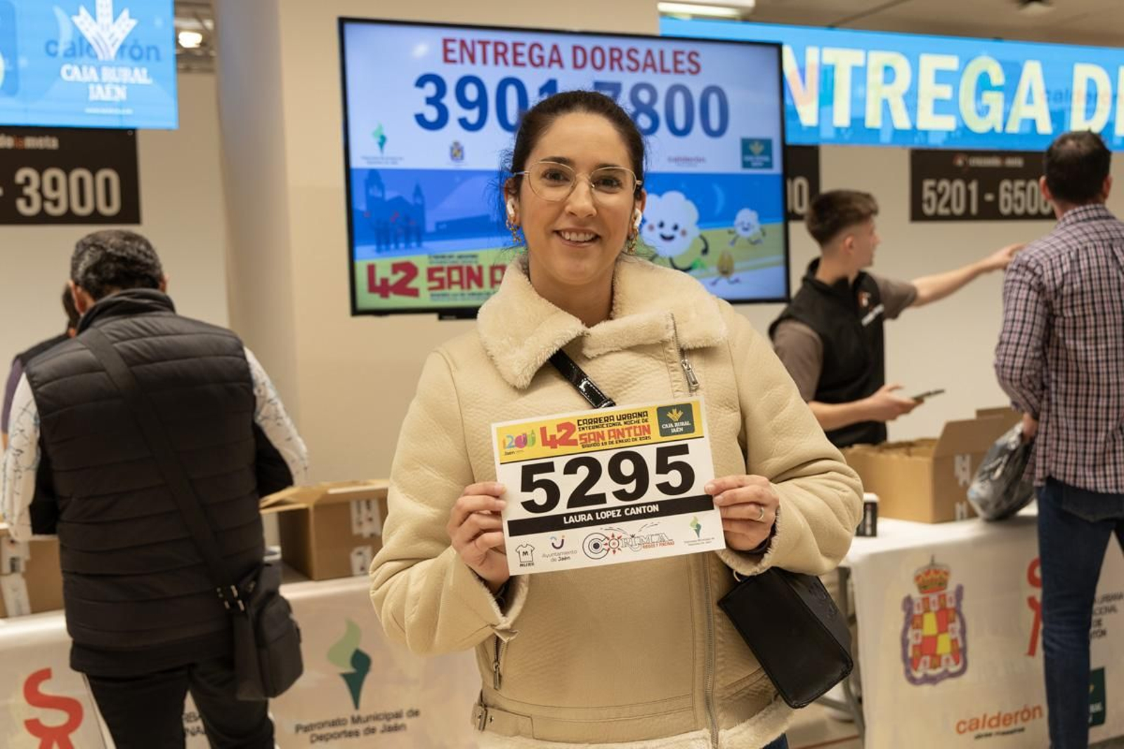 En imágenes: buen ritmo en el inicio de la recogida de dorsales para la Carrera de San Antón
