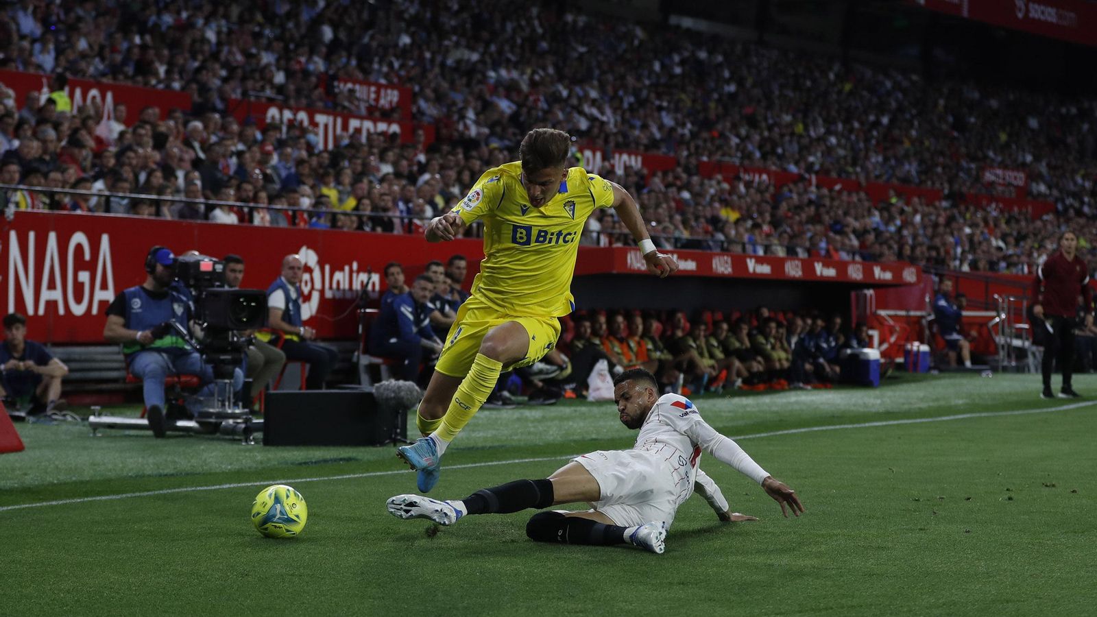 En-Nesyri se arroja al césped para rebañarle un balón a Iván Alejo.