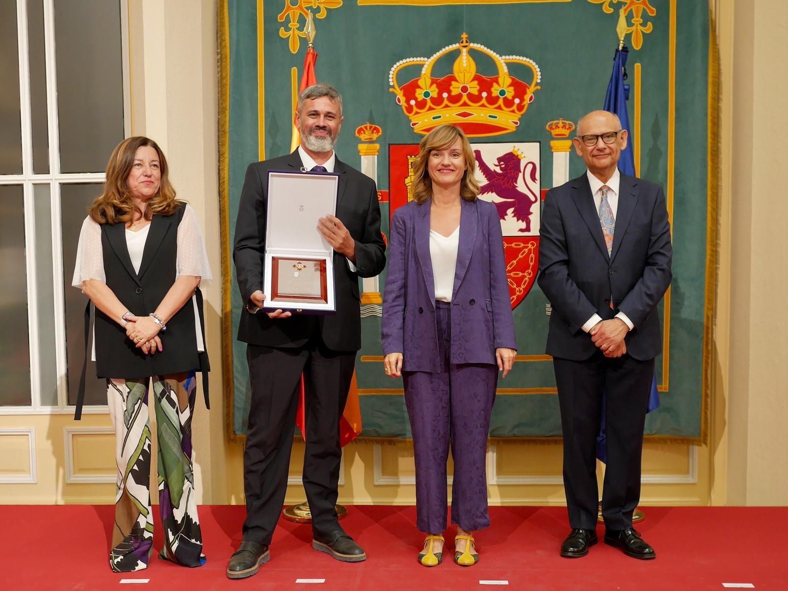 El director del IES La Rábida con la placa de la Orden junto a la ministra de Educación, la viceconsejera de Educación y el subsecretario de Estado.