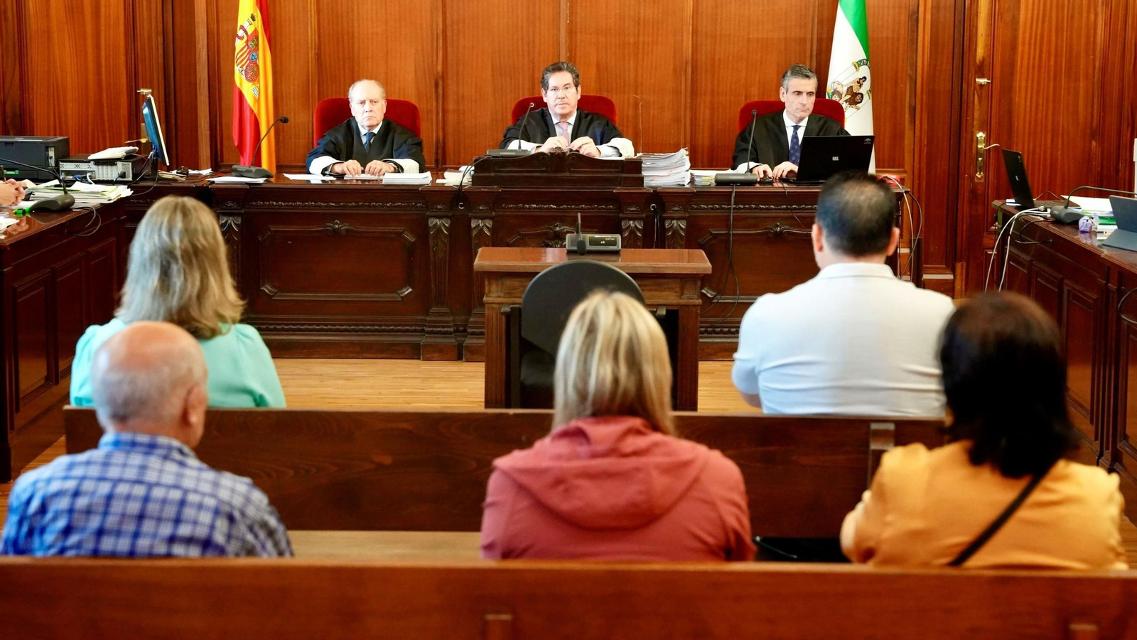 Francisco de Asís Molina (izquierda) y Juan Jesús García (derecha), al fondo durante el juicio de Río Grande.