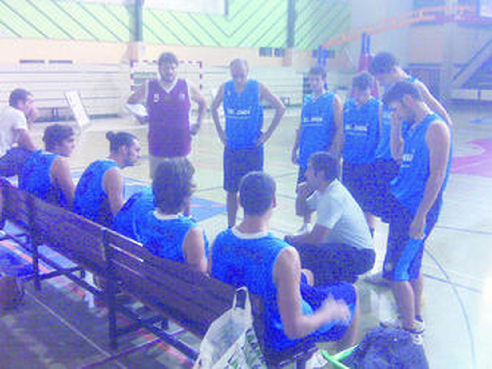 El entrenador del equipo sénior del Club Baloncesto Cimbis da las órdenes oportunas a sus pupilos en el partido ante Los Barrios.