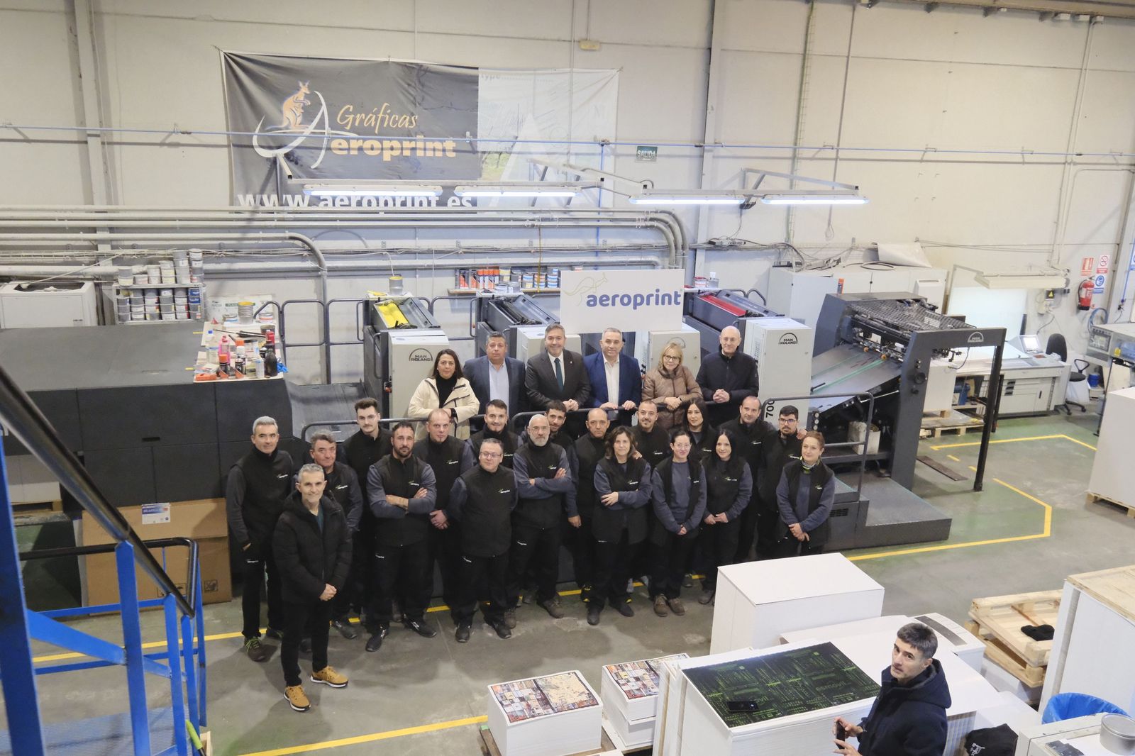 El equipo de Gráficas Aeroprint junto al delegado de Economía, Hacienda, Fondos Europeos y de Industria, Energía y Minas en Granada, Gumersindo Fernández Casa y Marcos Fernández Puertas, fundador de la empresa.