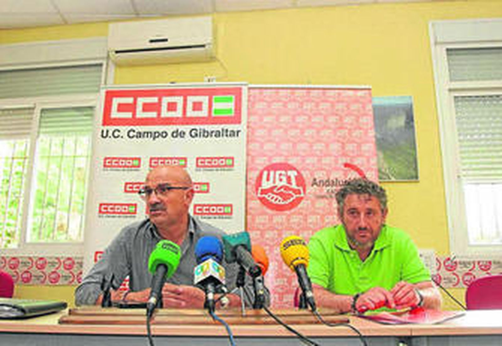 Rafael Tejada (izqda.) y Juan Manuel Rocha (dcha.), ayer en la sede de los sindicatos de Algeciras.