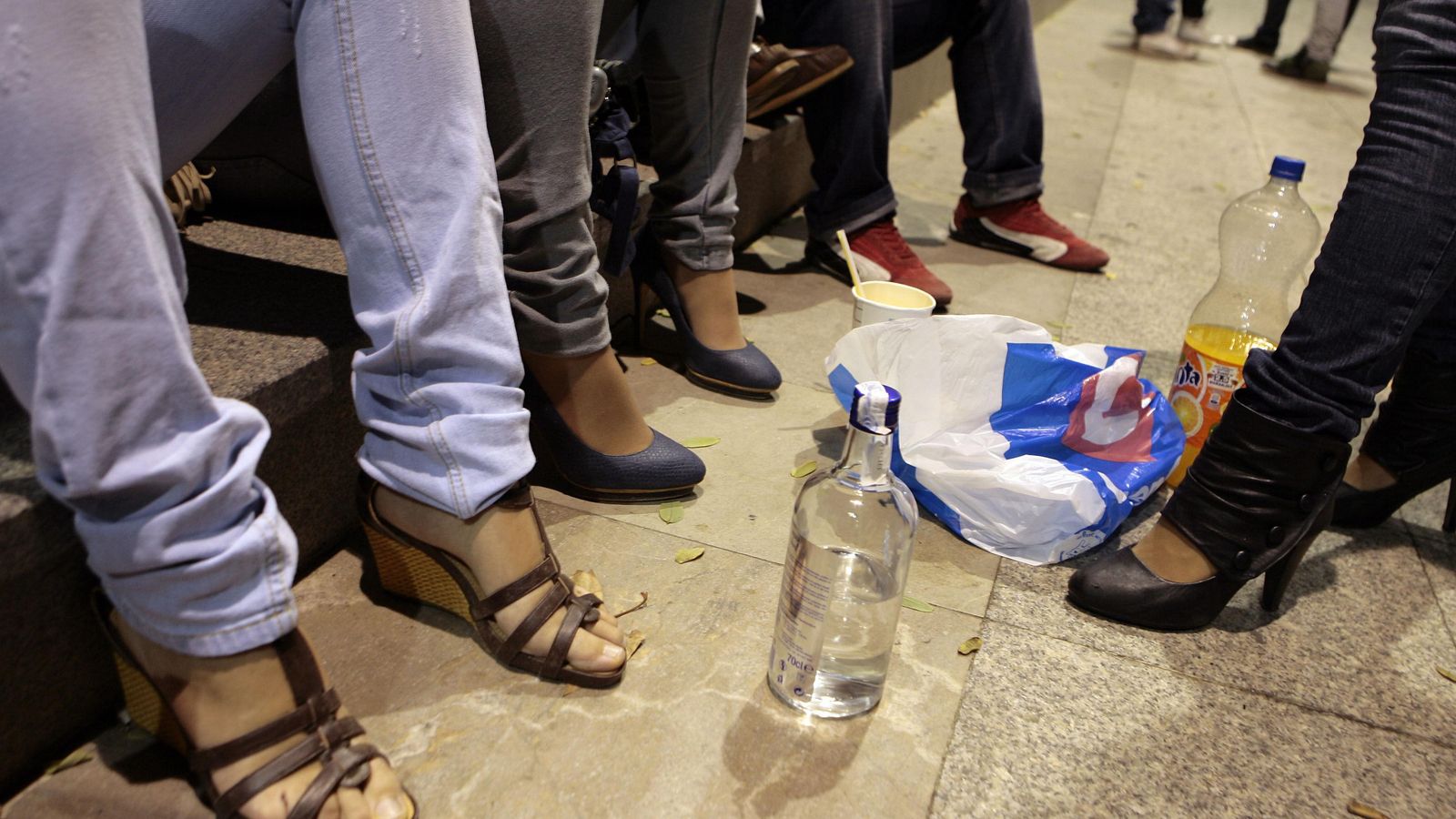 Botellas de alcohol y refresco, estampa clásica de una ‘botellona’.